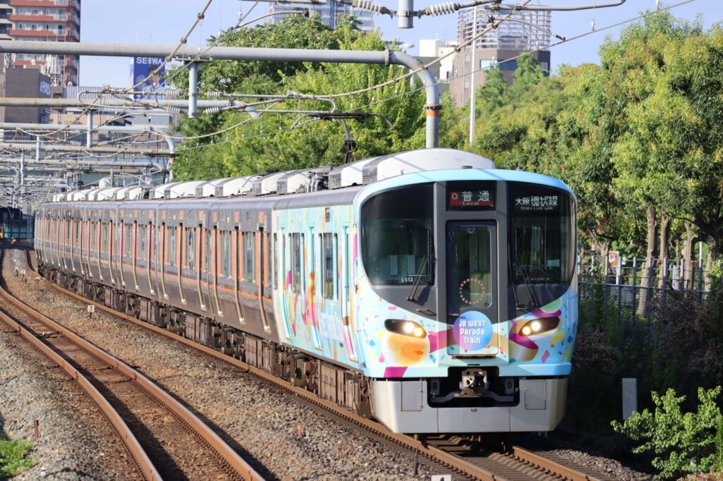 JR西日本 323系「JR WEST Parade Train」 大阪・関西万博ラッピング 大阪城公園駅